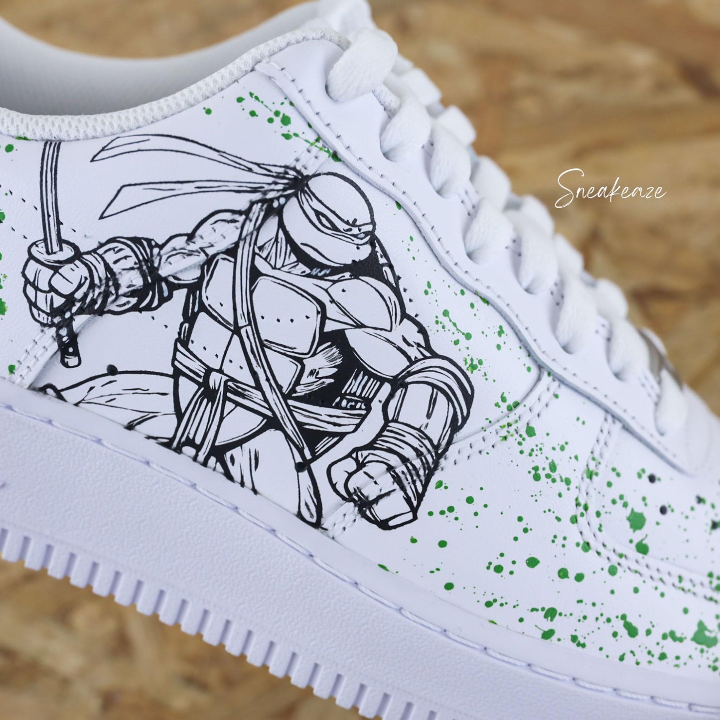 Baskets Nike Air force 1 custom - Tortue Ninja. Dessin tortue ninja avec splash vert sneakers personnalisées sneakeaze customs