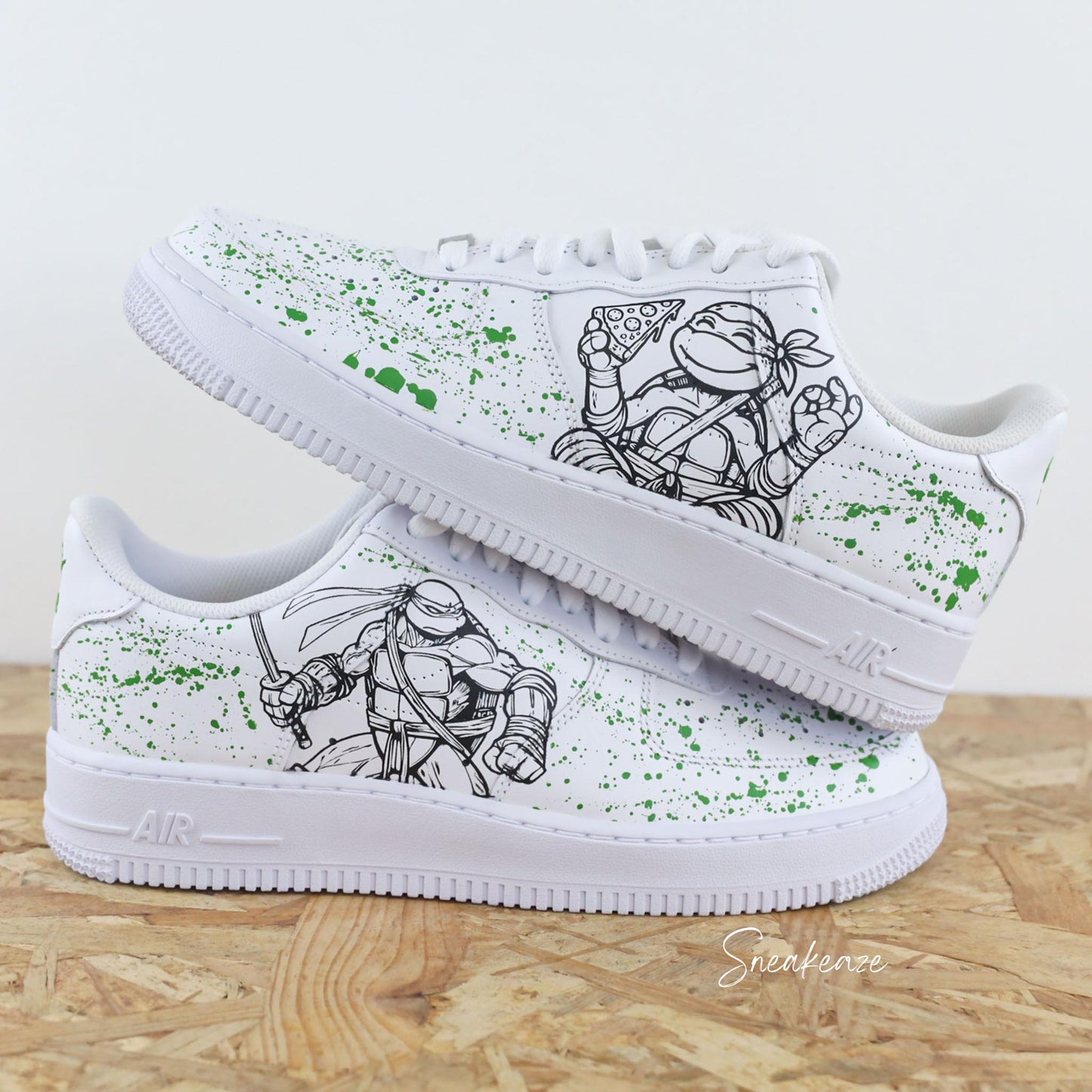 Baskets Nike Air force 1 custom - Tortue Ninja. Dessin tortue ninja avec splash vert sneakers personnalisées sneakeaze customs