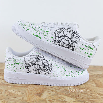 Baskets Nike Air force 1 custom - Tortue Ninja. Dessin tortue ninja avec splash vert sneakers personnalisées sneakeaze customs