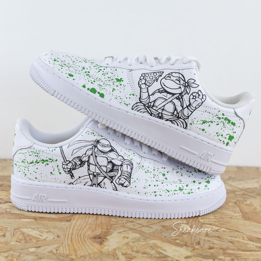 Baskets Nike Air force 1 custom - Tortue Ninja. Dessin tortue ninja avec splash vert sneakers personnalisées sneakeaze customs