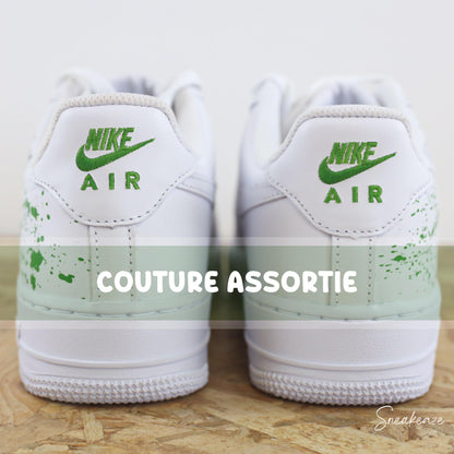 Baskets Nike Air force 1 custom - Tortue Ninja. Dessin tortue ninja avec splash vert sneakers personnalisées sneakeaze customs