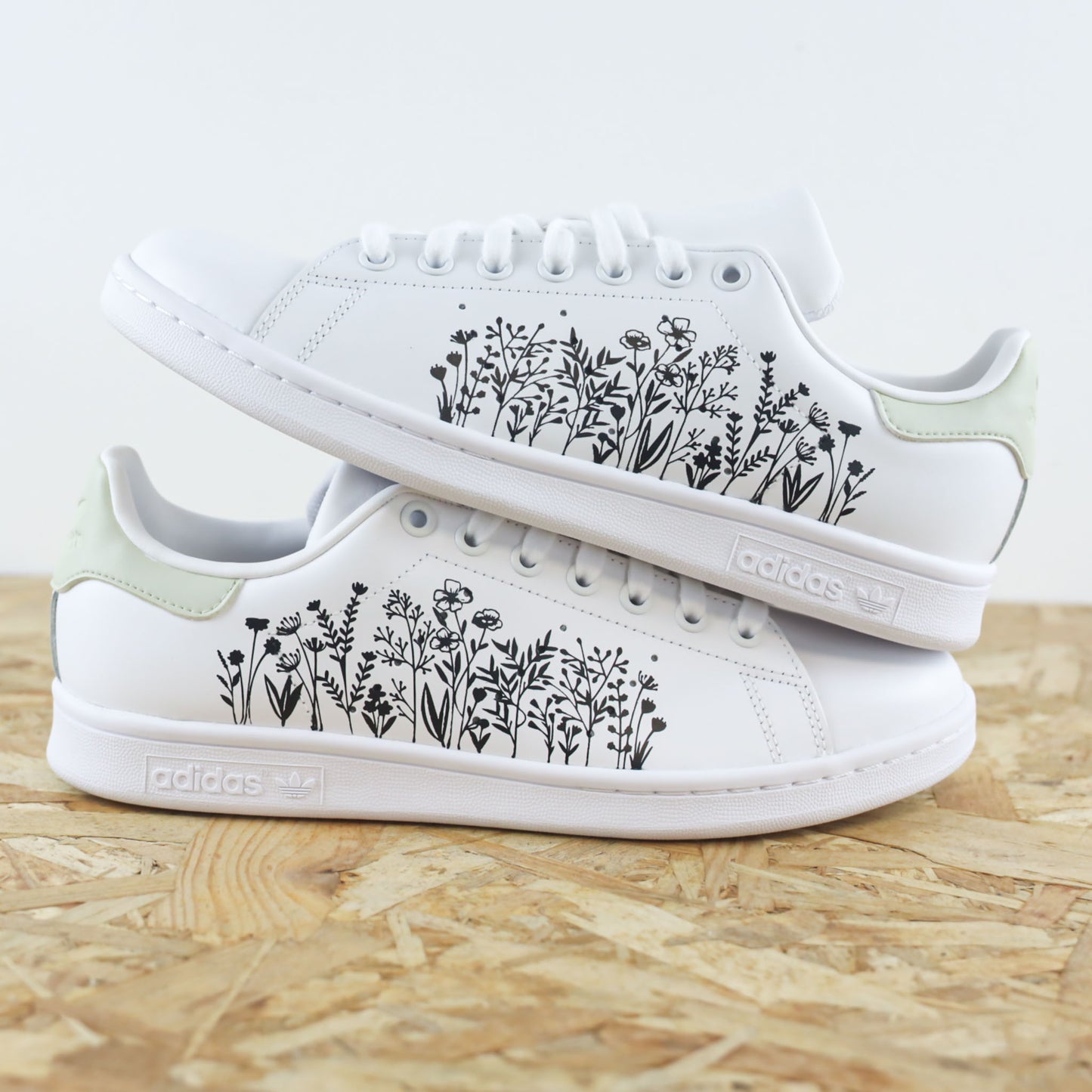 Baskets Stan smith adidas custom - dessins fleurs  - sneakeaze customs skz