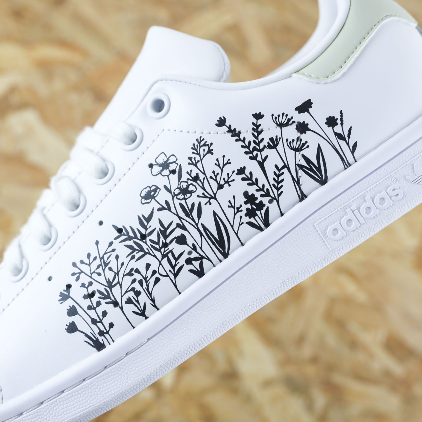 Baskets Stan smith adidas custom fleurs champêtres vert sauge sneakeaze
