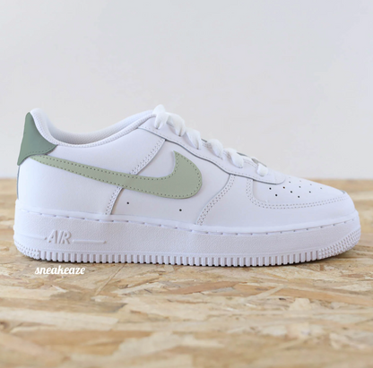 nike air force 1 custom swoosh mint pastel green and lilac sneakers femme enfant AF1 personnalisé basket peint à la main 