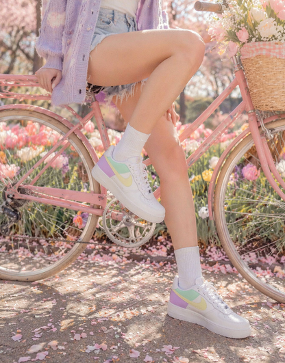 Air Force 1 personnalisée aux couleurs pastel dans un décor fleuri