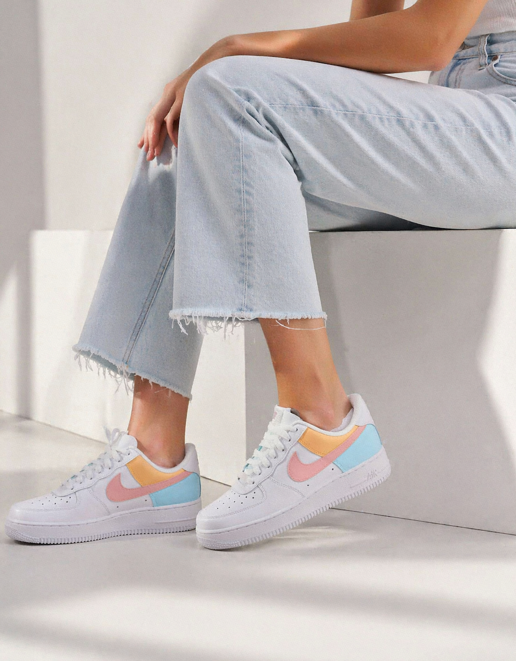 Baskets Nike Air Force 1 color block pastel portées avec un jean