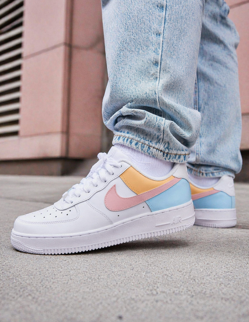 Nike Air Force 1 personnalisée avec empiècements pastel jaune, rose et bleu