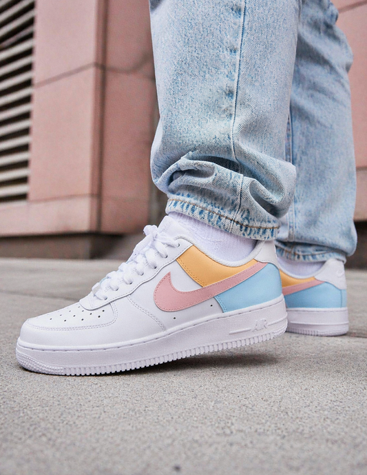 Nike Air Force 1 personnalisée avec empiècements pastel jaune, rose et bleu