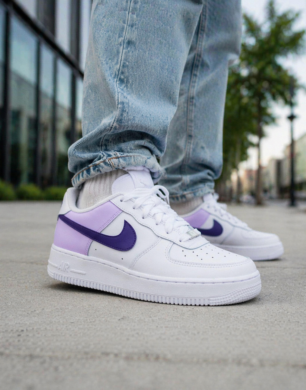 Nike Air Force 1 customisée avec empiècements color block violet clair et foncé