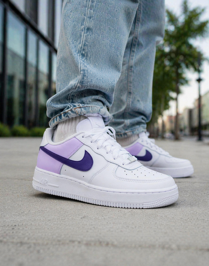 Nike Air Force 1 customisée avec empiècements color block violet clair et foncé