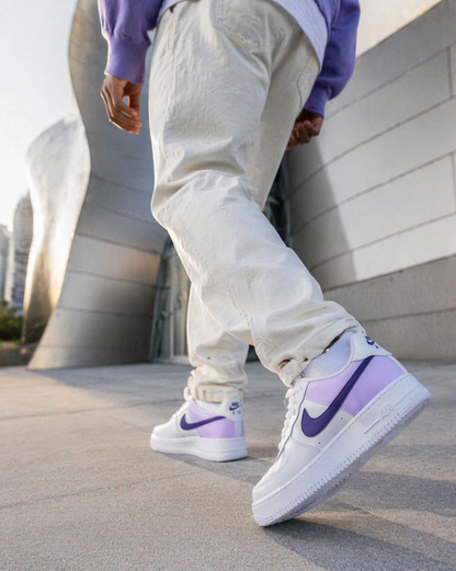 Baskets Air Force 1 personnalisées dégradé de violet portées avec un jean
