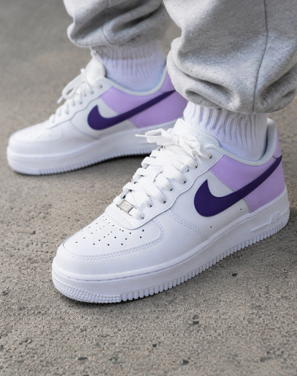 Sneakers Nike AF1 personnalisées au style moderne et épuré nike violet lila