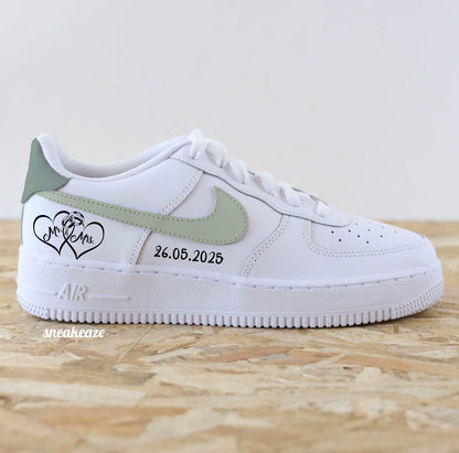 Air Force 1 custom mariage Mr & Mrs, baskets Nike pastel vert sauge et vert de gris avec date personnalisée, modèle unique pour mariage
