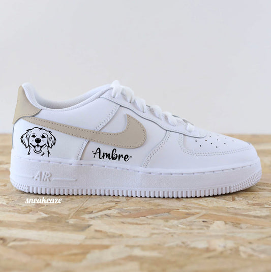 Baskets Nike Air Force 1 custom modèle swoosh beige clair (les 4 côtés sont peints) et talon + inscription d'un prénom et dessin d'un chien sur les côtés extérieurs.