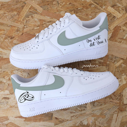 baskets nike air force 1 custom mariage - sneakers personnalisées pour futurs mariés - couleur pastel inscription initiales et date du jour J )- on s'est dit oui et alliances de mariage - sneakeaze customs skz 
