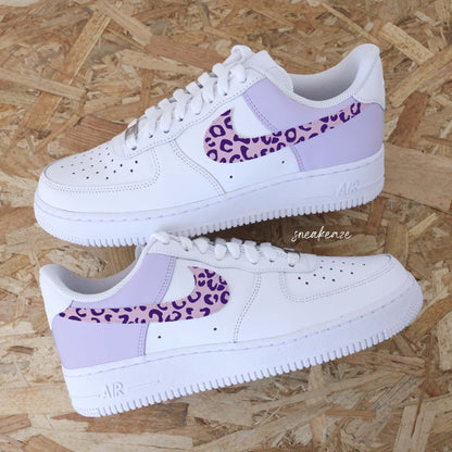 Baskets Nike Air Force 1 custom color block rose pastel et lila,  swoosh léopard violet sneakeaze custom