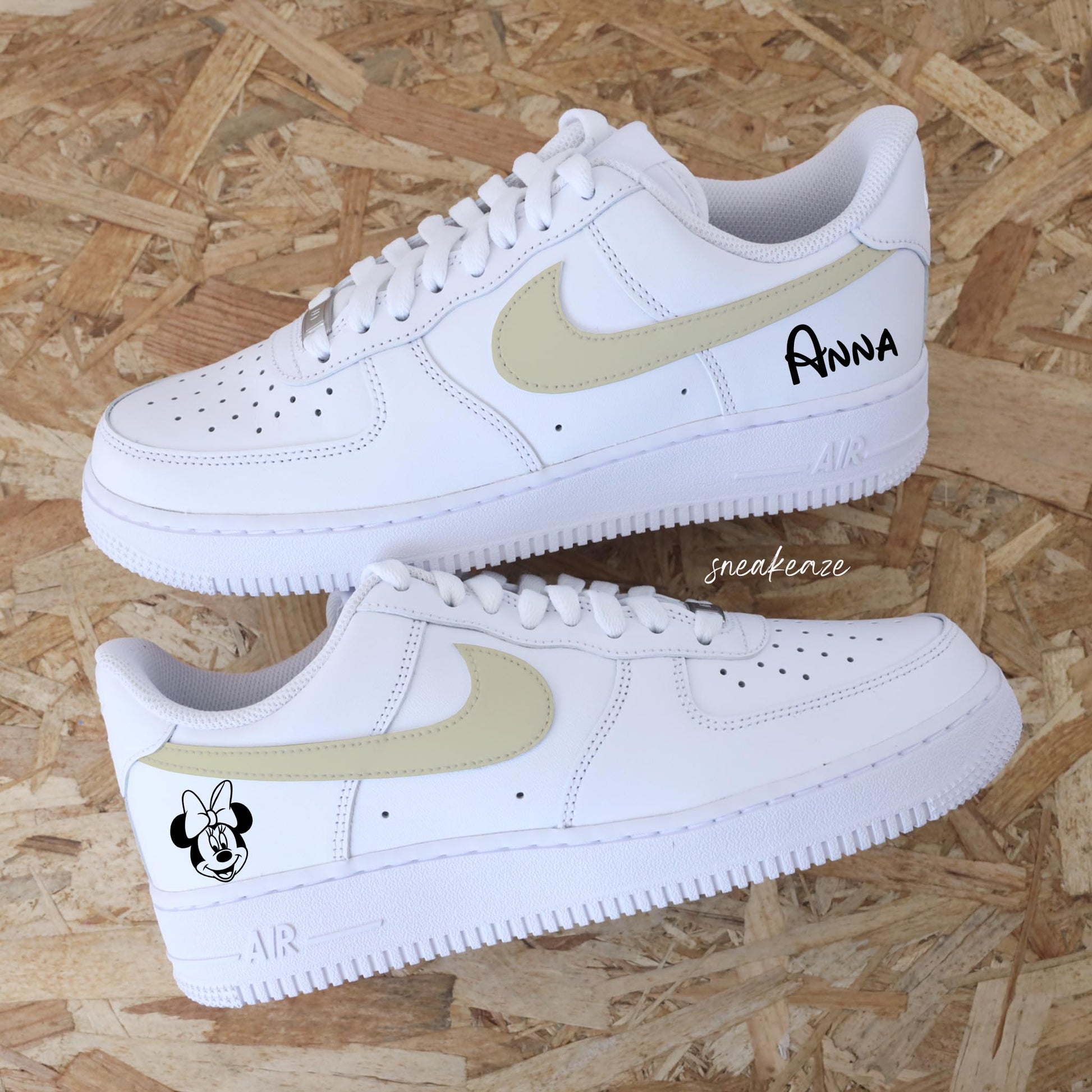 baskets nike air force 1 personnalisées - sneakers mickey et minnie disney custom couleur pastel sneakeaze customs skz