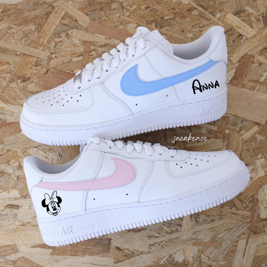 baskets nike air force 1 personnalisées - sneakers mickey et minnie disney custom couleur pastel sneakeaze customs skz