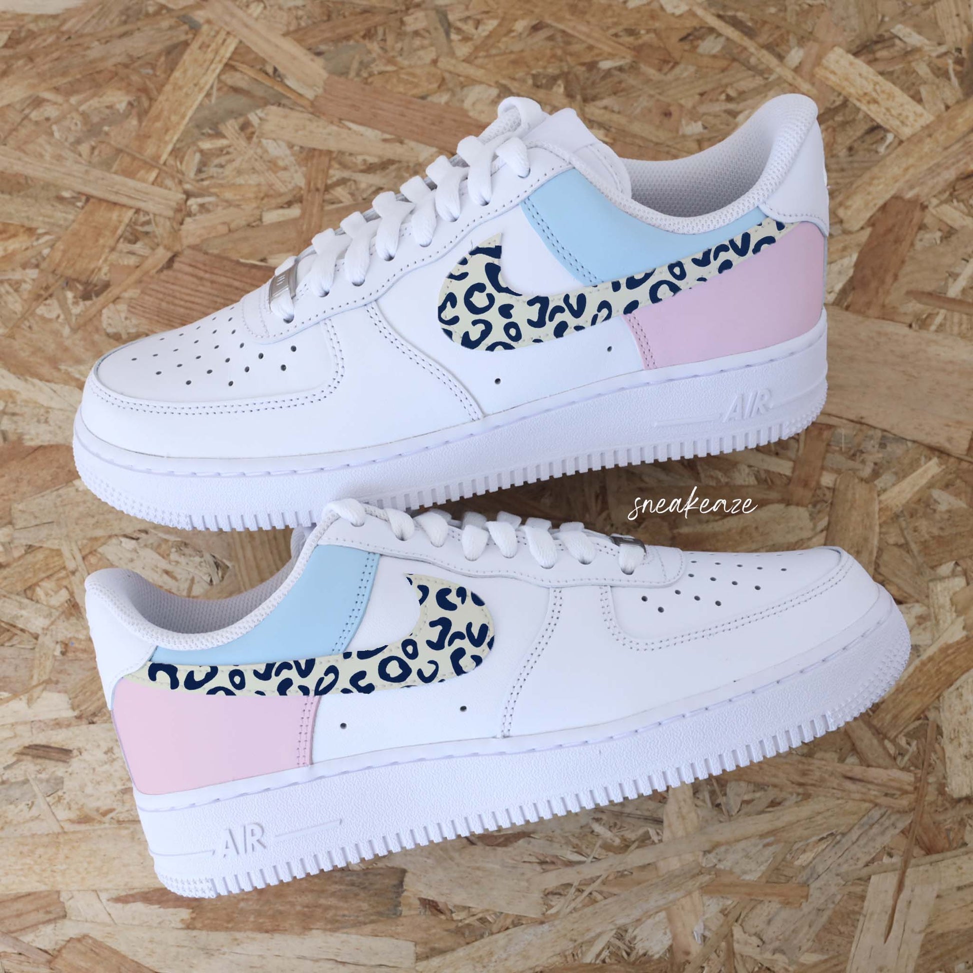Baskets Nike Air Force 1 custom color block rose pastel et bleu,  swoosh léopard beige et bleu marine sneakeaze custom