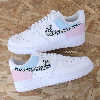 Baskets Nike Air Force 1 custom color block rose pastel et bleu,  swoosh léopard beige et bleu marine sneakeaze custom