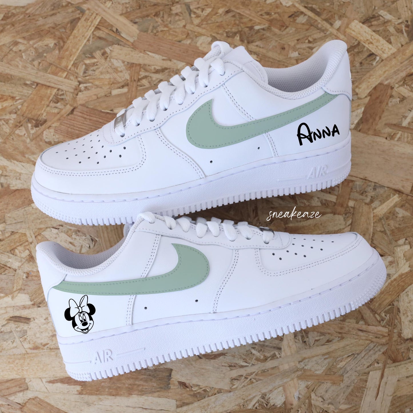 baskets nike air force 1 personnalisées - sneakers mickey et minnie disney custom couleur pastel sneakeaze customs skz