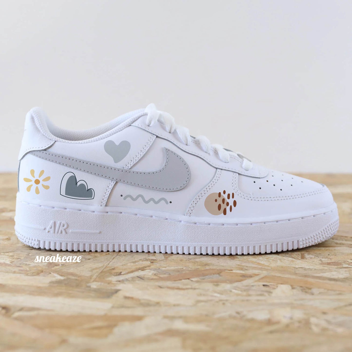 Baskets Nike Air Force 1 custom personnalisées à la main style abstrait avec swoosh gris pastel - sneakeaze customs