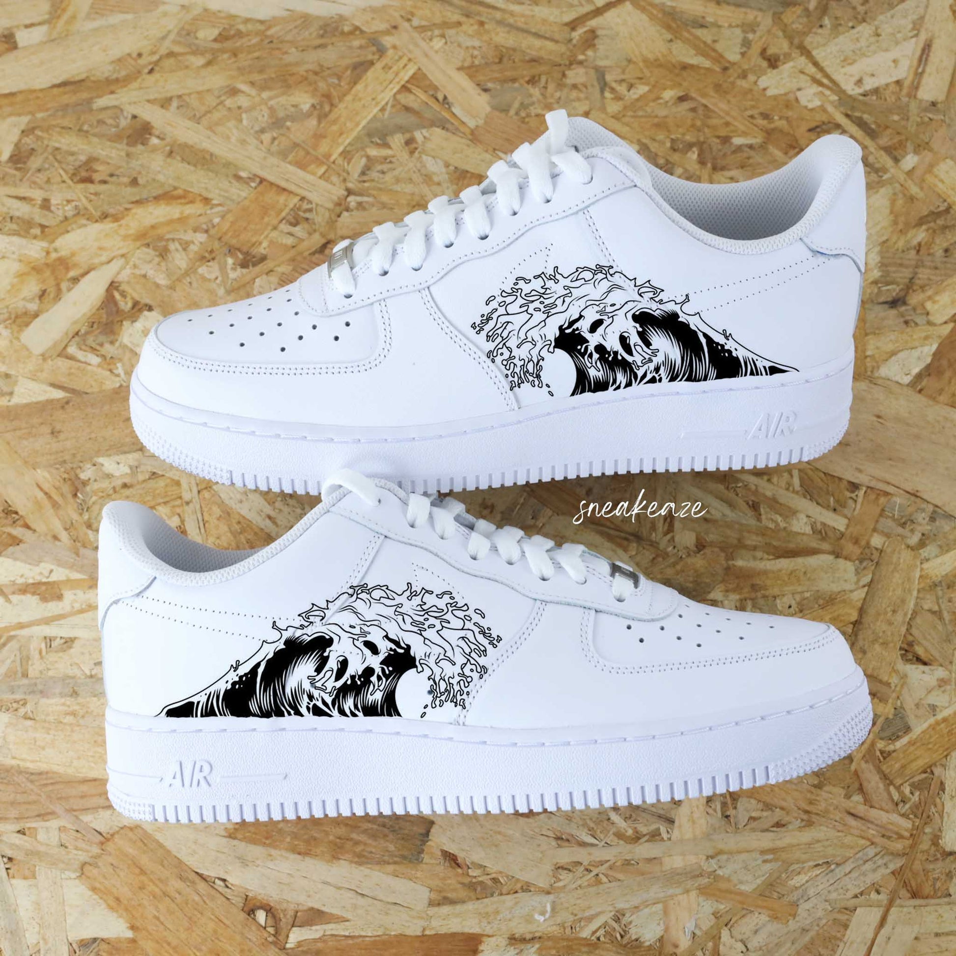 Baskets Nike air force 1 custom personnalisation sur-mesure - dessins traditionnels japonais peint à la main sneakeaze custom skz hokusai