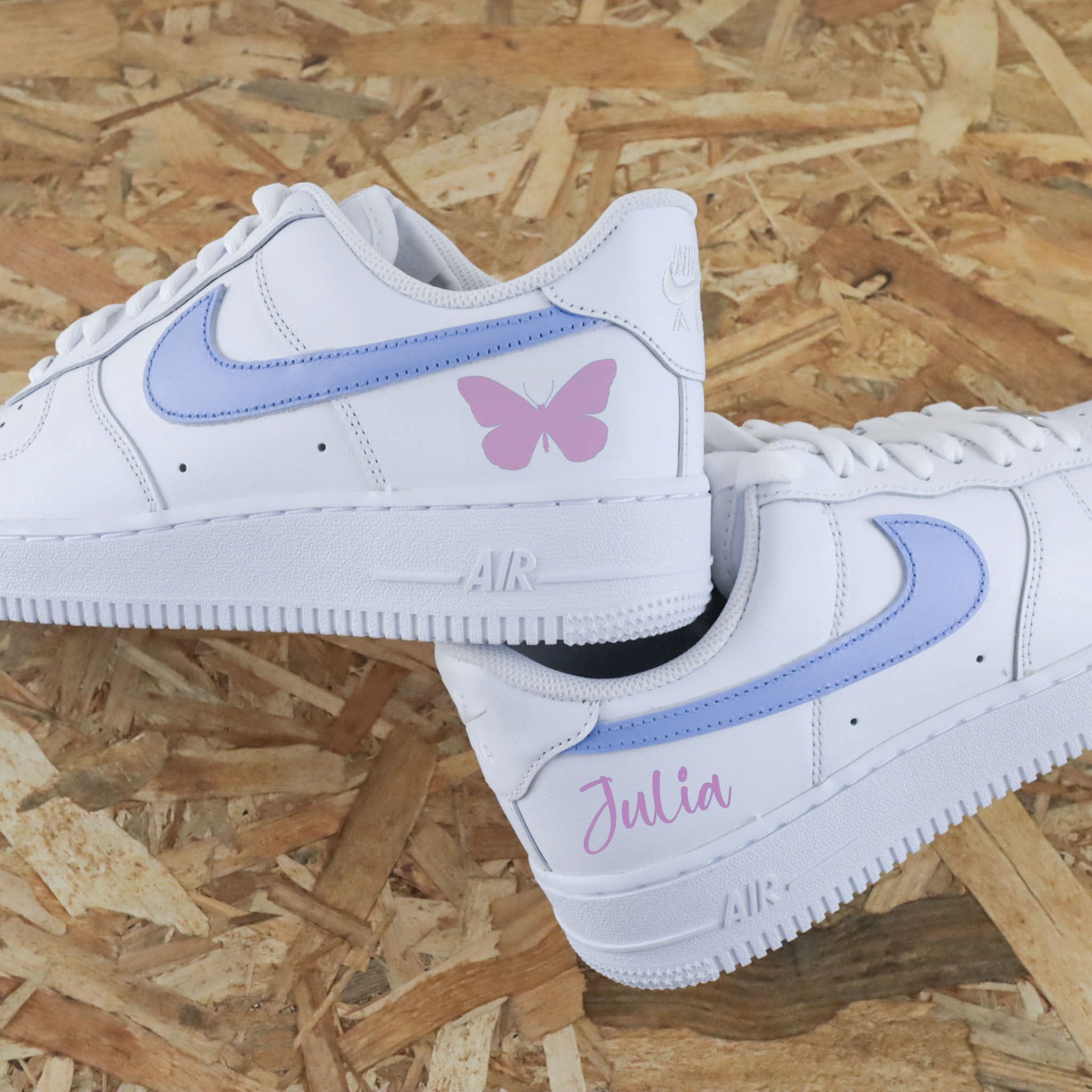 nike-air-force-1-personnalisee-papillon-rose-lilas