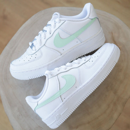 nike air force 1 custom vert pastel baskets personnalisées menthe sneakers custom pour femme nike pastel af1 menthe