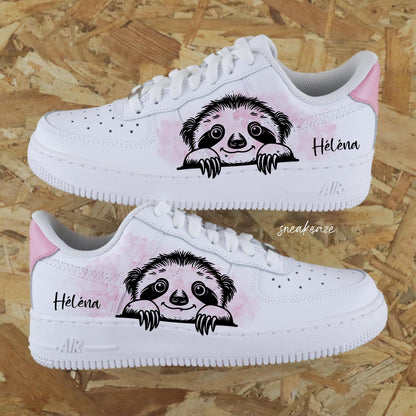 nike air force 1 custom aquarelle rose avec dessin peint à la main de paresseux 
inscription prénom sneakeaze customs