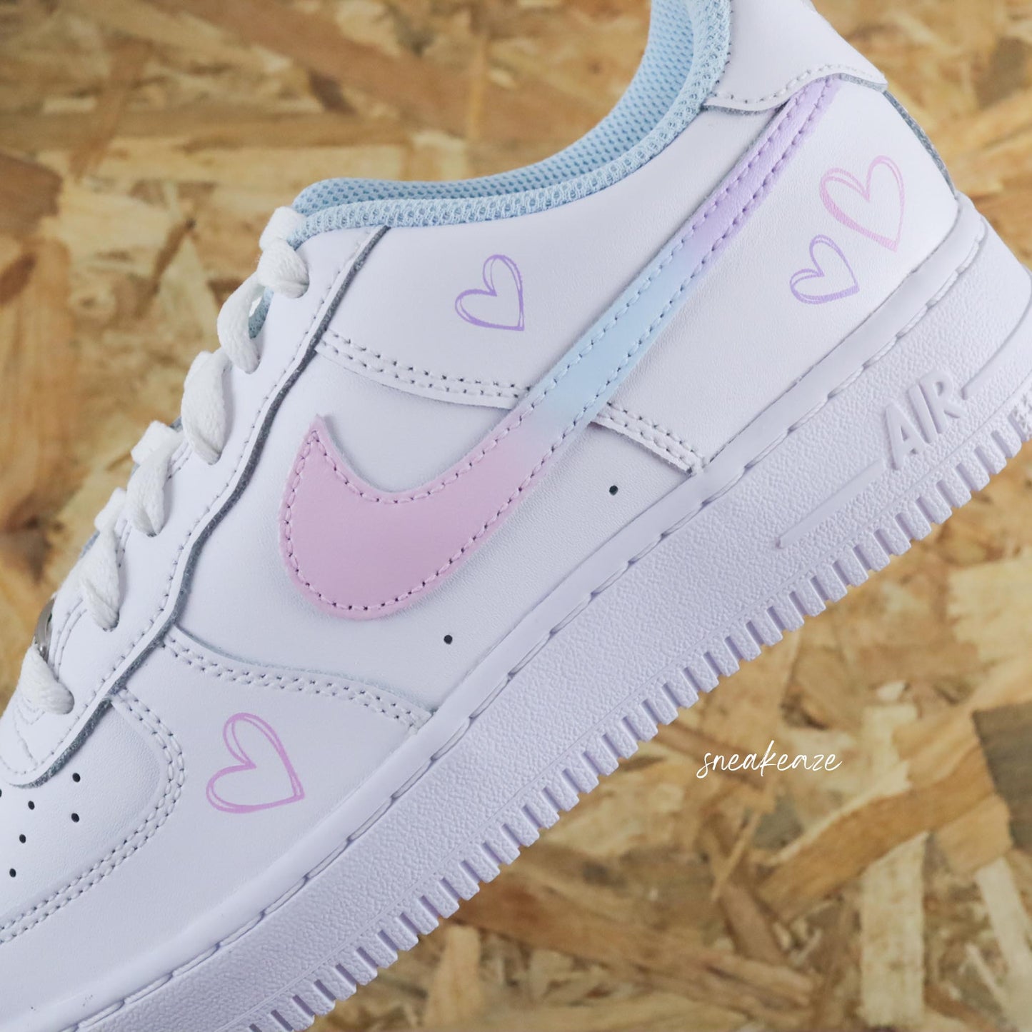 baskets rose nike air force 1 coeur pastel - chaussures personnalisées couleur pink - dessins coeurs peints à la main sneakeaze customs skz