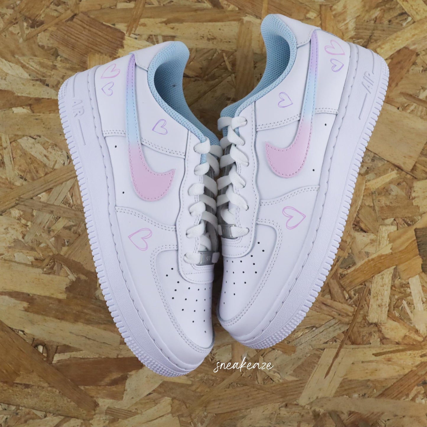 baskets rose nike air force 1 coeur pastel - chaussures personnalisées couleur pink - dessins coeurs peints à la main sneakeaze customs skz