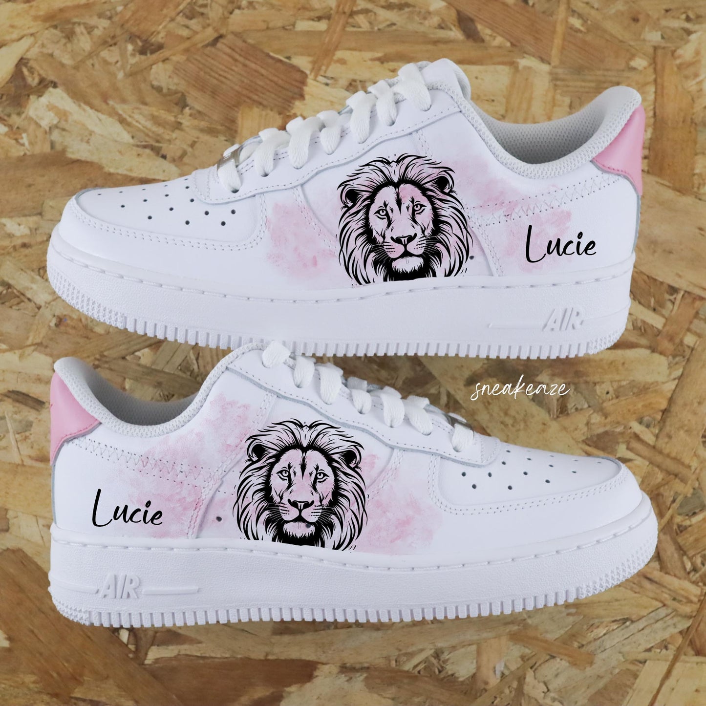 nike air force 1 custom aquarelle rose avec dessin peint à la main de lion inscription prénom sneakeaze customs