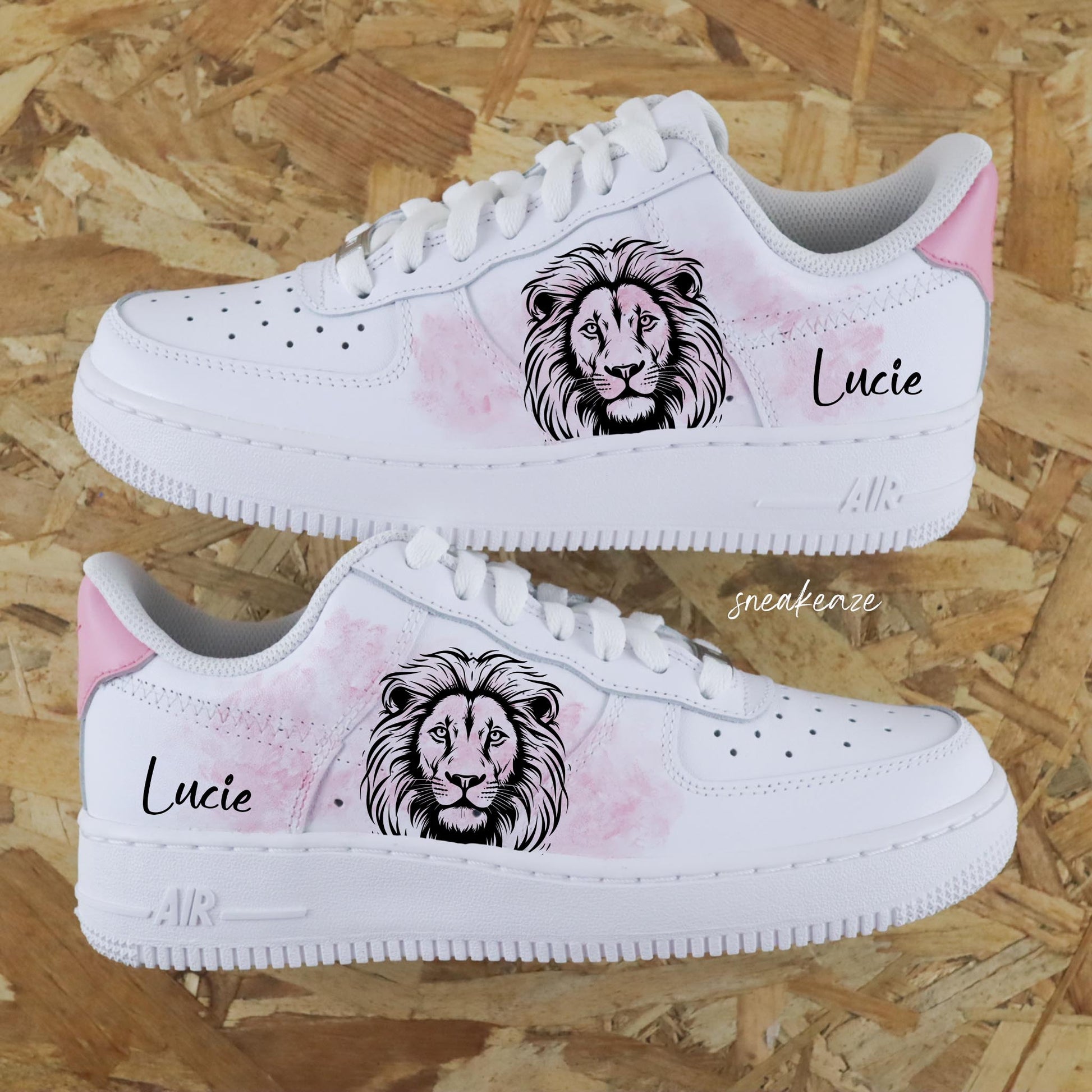 nike air force 1 custom aquarelle rose avec dessin peint à la main de lion inscription prénom sneakeaze customs