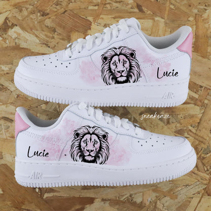 nike air force 1 custom aquarelle rose avec dessin peint à la main de lion inscription prénom sneakeaze customs
