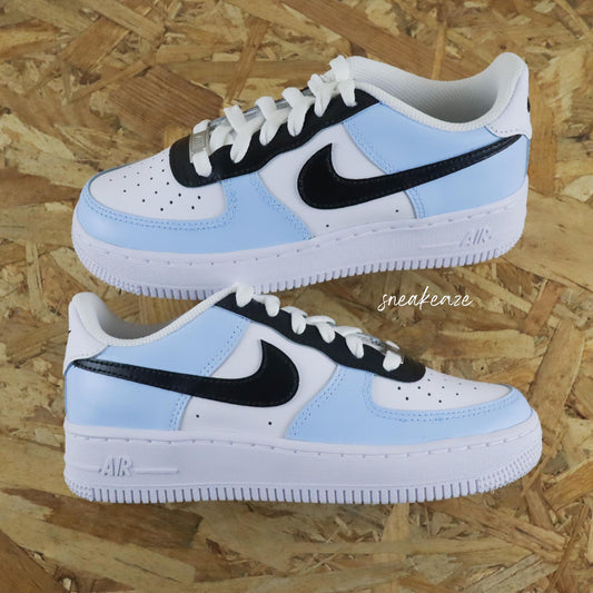 Baskets nike air force 1 custom color tones noir et bleu clair sneakeaze custom skz