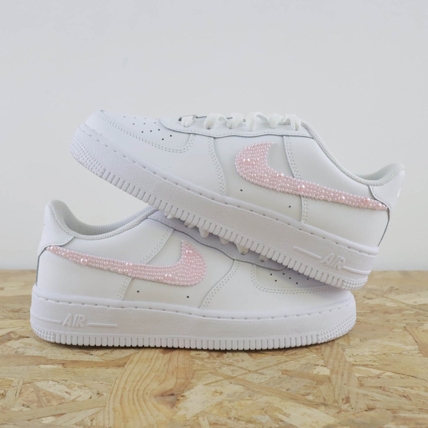 nike air force 1 custom perles rose sneakers custom pas cher baskets personnalisé en promo nike femme pastel personnalisable