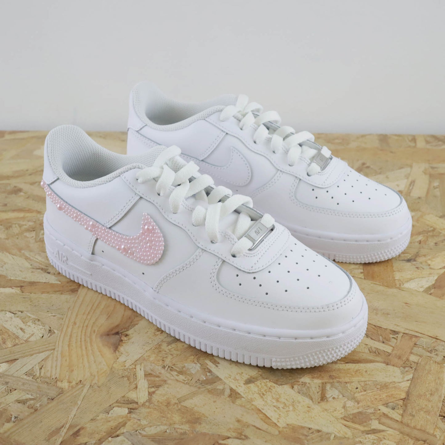 nike air force 1 custom perles rose sneakers custom pas cher baskets personnalisé en promo nike femme pastel personnalisable