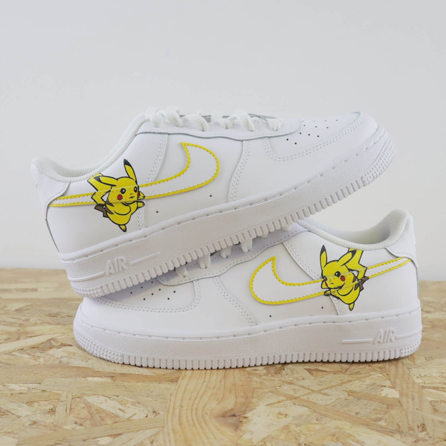 nike air force 1 custom pikachu pas cher sneakers custom en soldes baskets personnalisé pokemon pour enfants nike jaune 