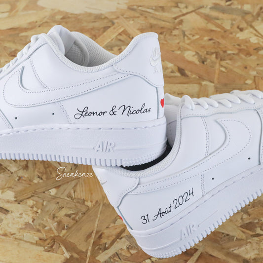 Nike Air Force 1 basses blanches en cuir custom, Démarquez-vous avec une paire de sneakers personnalisable pour votre mariage avec vos prénoms et la date du grand jour à l'arrière des baskets. Des sneakers qui sortent vraiment de l’ordinaire pour le jour J ! wedding day.