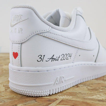 Nike Air Force 1 basses blanches en cuir custom, Démarquez-vous avec une paire de sneakers personnalisable pour votre mariage avec vos prénoms et la date du grand jour à l'arrière des baskets. Des sneakers qui sortent vraiment de l’ordinaire pour le jour J ! wedding day.