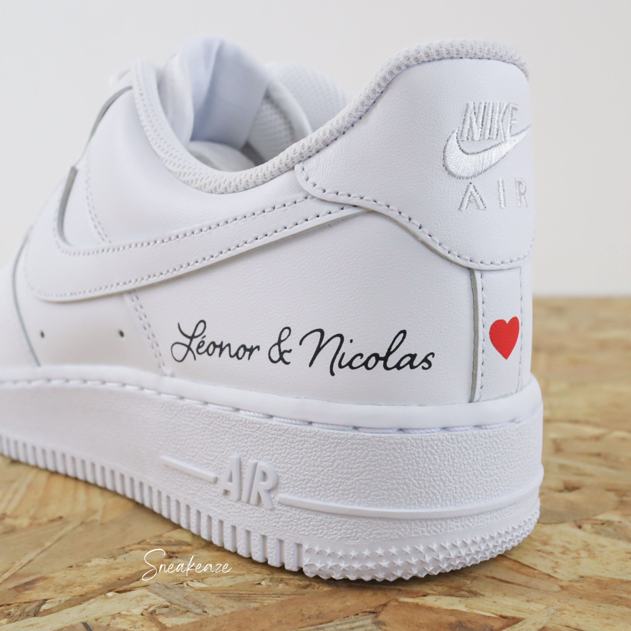 Nike Air Force 1 custom wedding dessin coeur rouge inscription date et prenoms des maries baskets personnalisees pour mariage SNEAKEAZE CUSTOMS