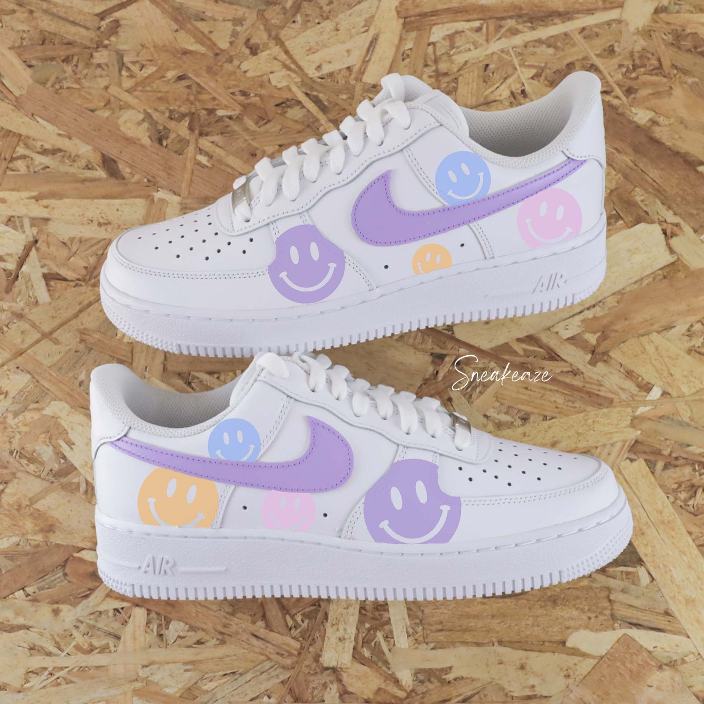 baskets nike air force 1 custom - dessin peint à la main smiley couleur pastel - sneakeaze customs skz