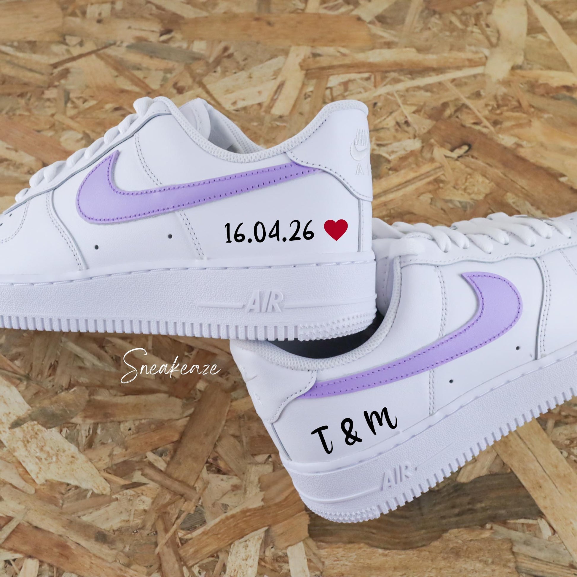 baskets Nike Air Force 1 custom mariage - inscription de la date et des 2 initiales des futurs mariés couleur pastel - sneakeaze customs skz