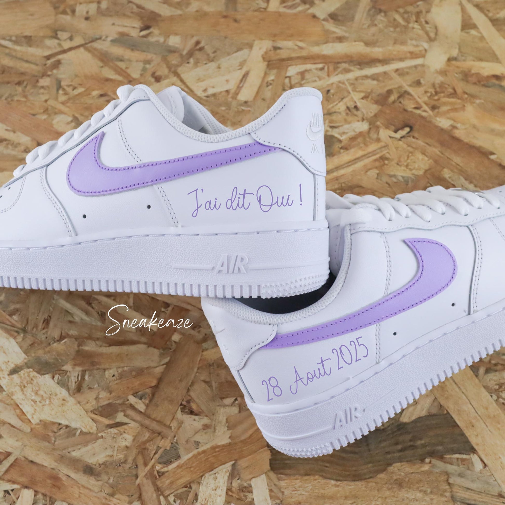 Nike Air Force 1 custom mariage - inscription de la date du jour J et de la phrase " j'ai dit Oui !" - Démarquez vous le jour de votre mariage avec une paire de sneakers personnalisée sneakeaze customs