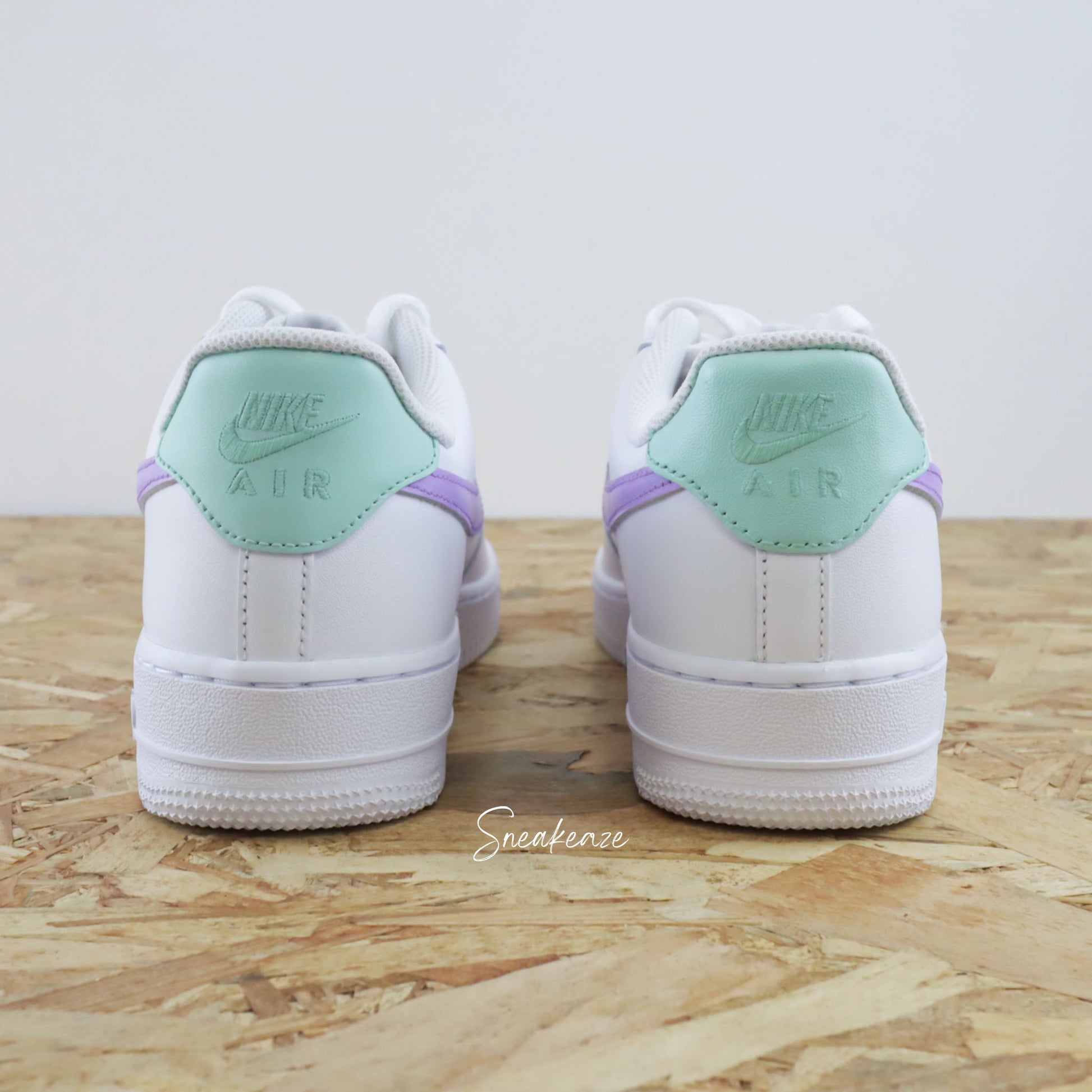 nike air force 1 custom swoosh mint pastel green and lilac sneakers femme enfant AF1 personnalisé basket peint à la main 