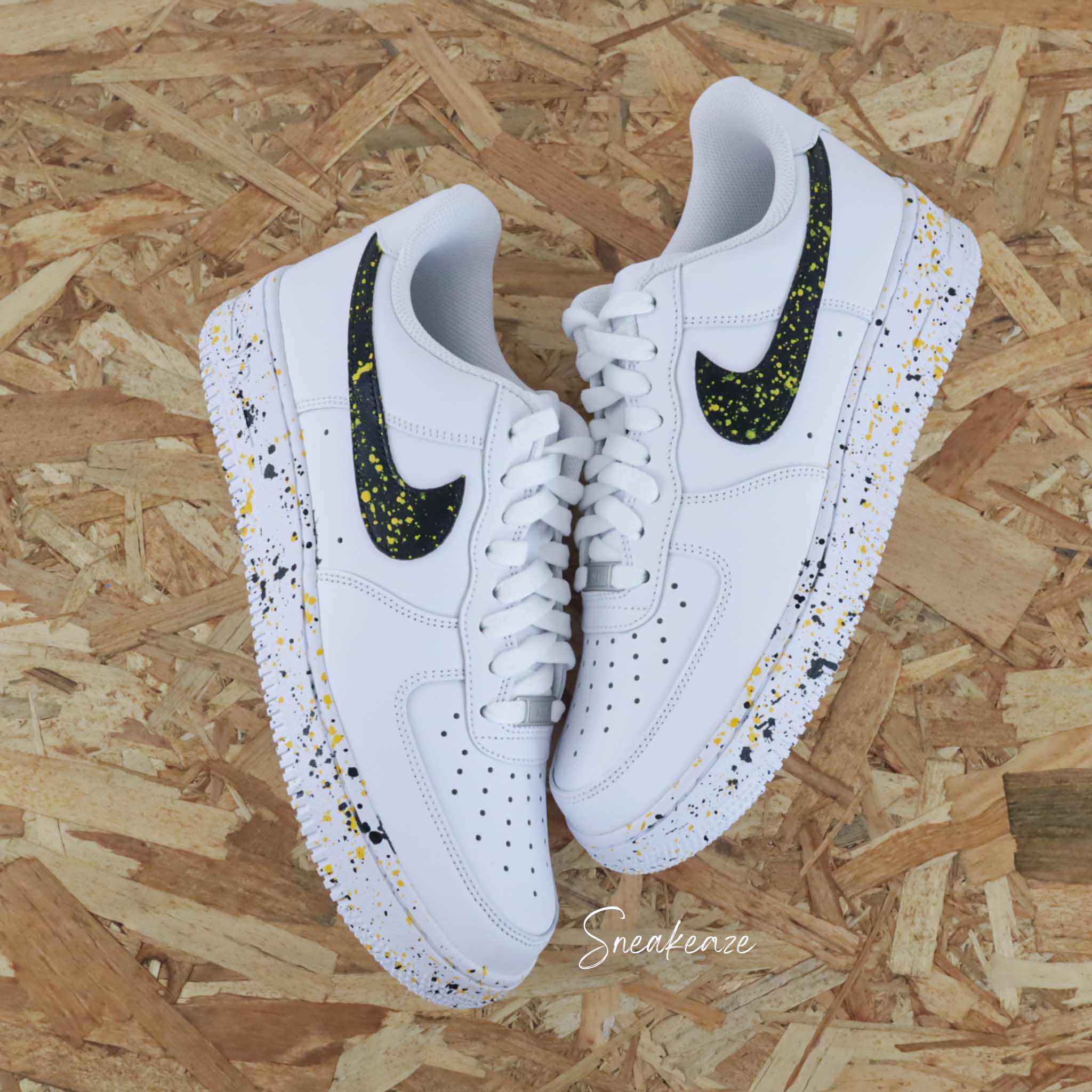 Nike Air Force 1 custom Splash noir et jaune SNEAKEAZE CUSTOMS