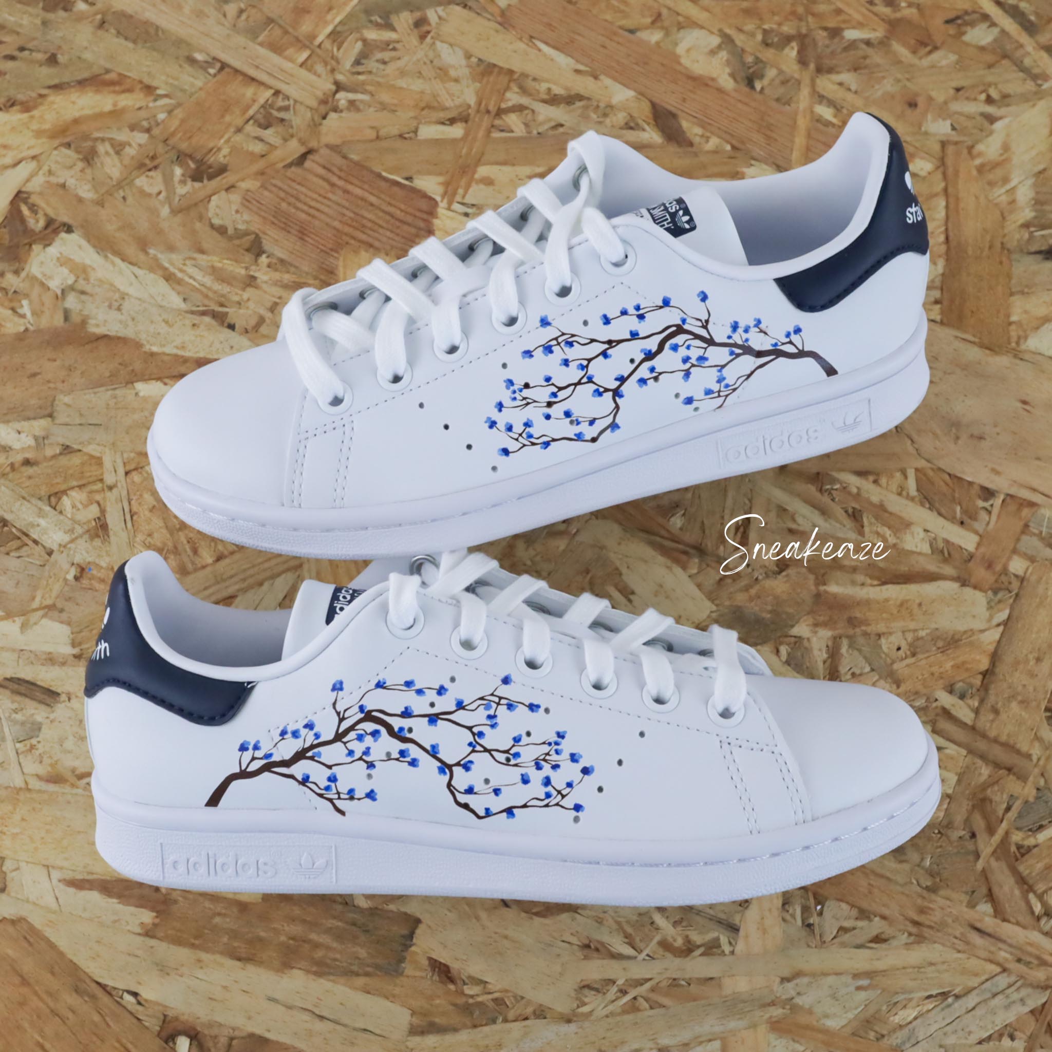 Sakura Cherry Blossom bleu Stan Smith custom peint a la main SNEAKEAZE CUSTOMS