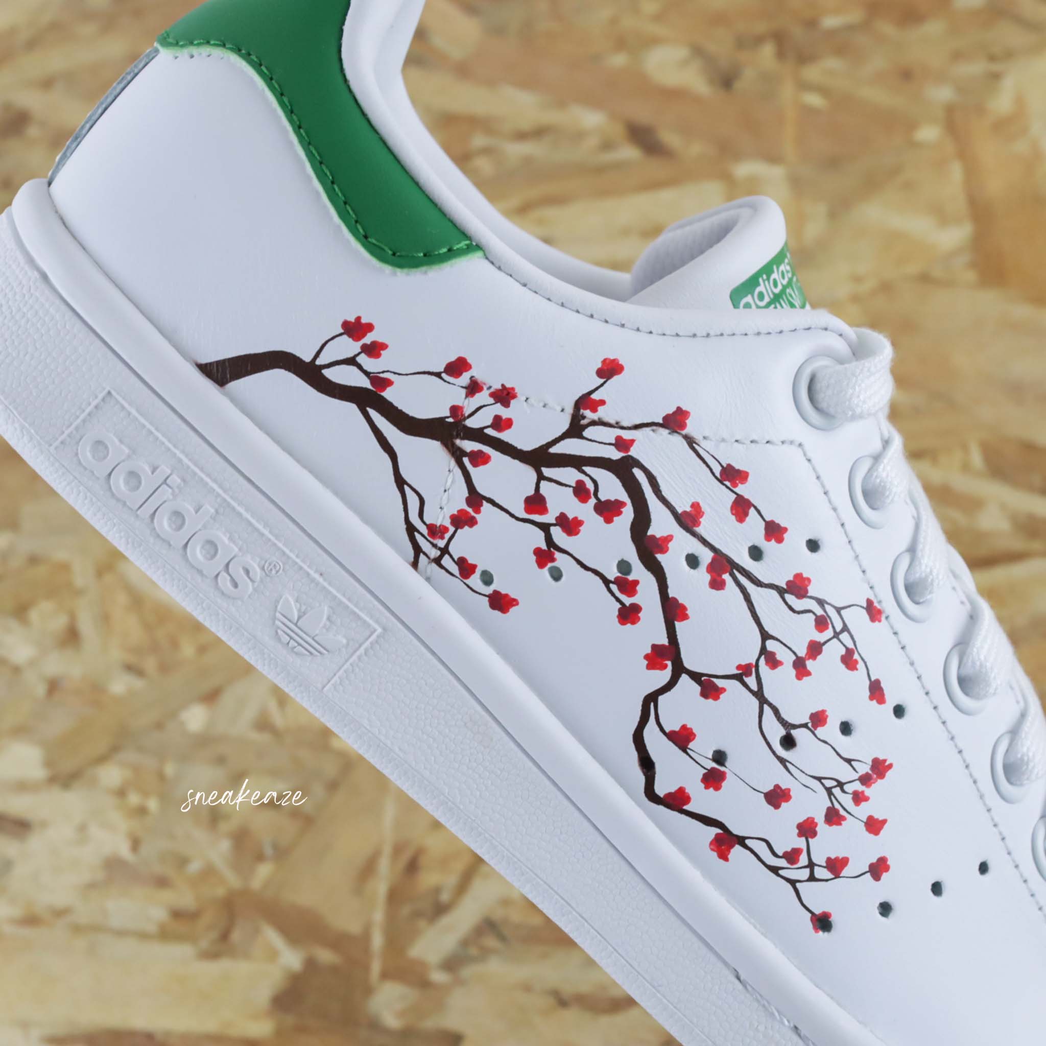 Adidas Stan Smith Custom Cherry Blossom Fleurs de Cerisiers Sakura rouge peint a la main sneakers personnalise adidas unisexe dessin japon kawaii SNEAKEAZE CUSTOMS