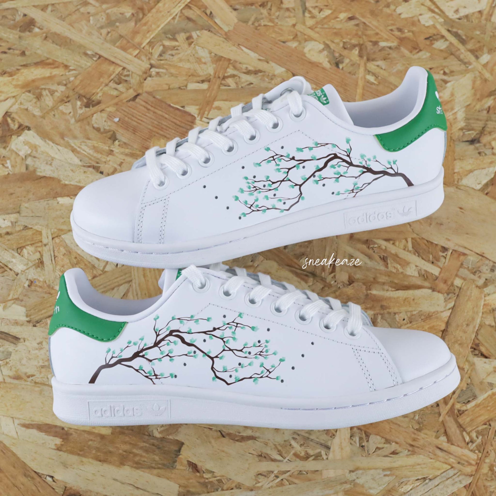 Adidas Stan Smith Custom Cherry Blossom Fleurs de Cerisiers Sakura rouge peint à la main - sneakers personnalisé adidas unisexe dessin japon kawaii